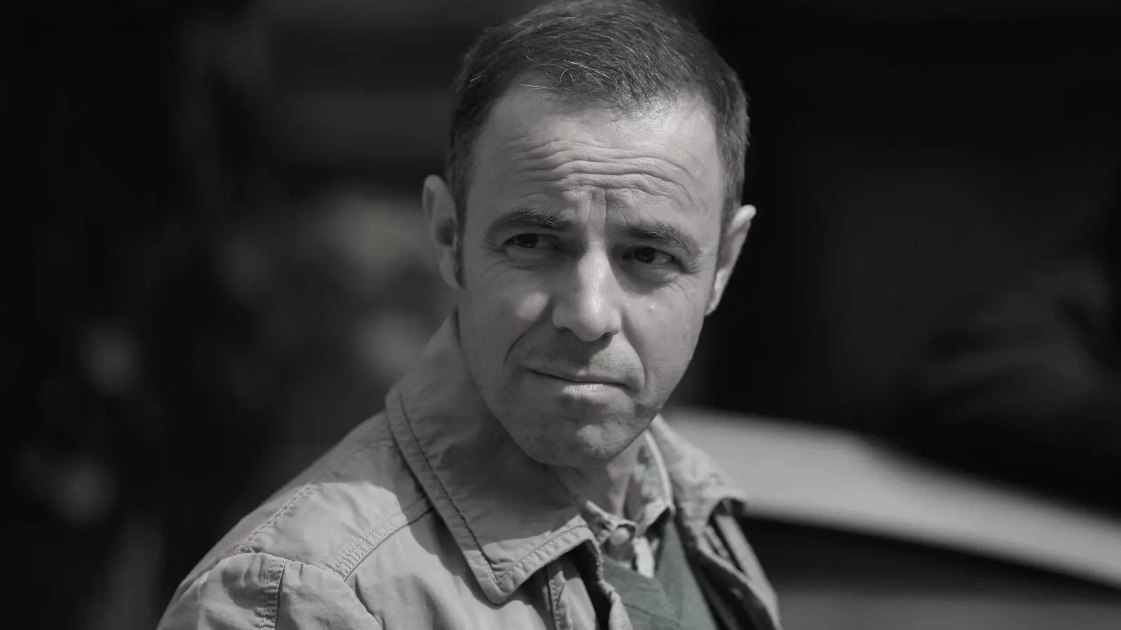 Felix Eitner am Set von „Alles Klara” (Foto: Jens Wolf/dpa)