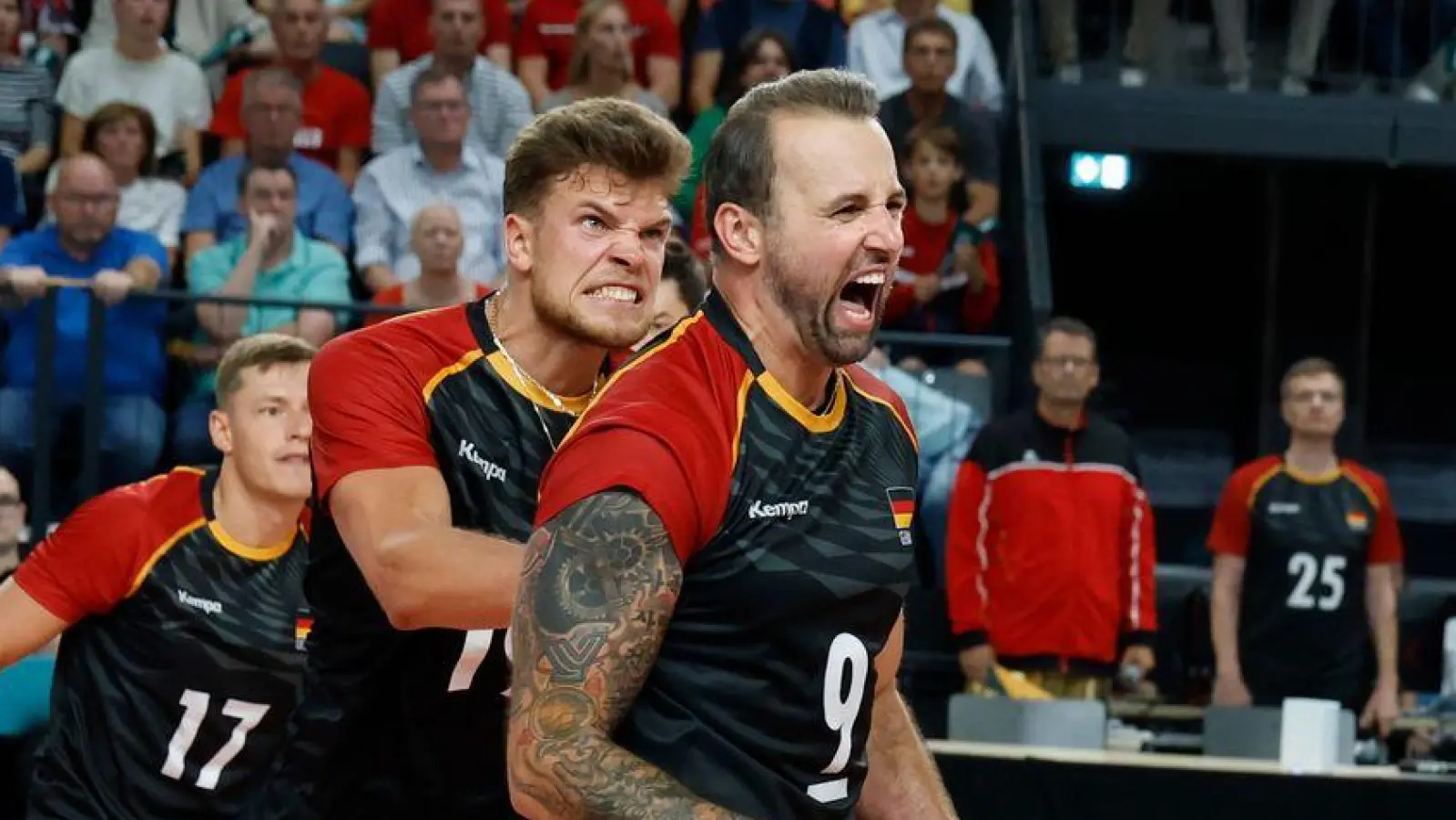 Das deutsche Team holte sich den ersten WM-Sieg. (Foto: Georg Wendt/dpa)