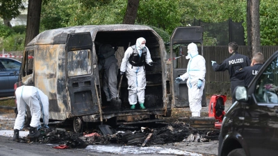 Auch ein Transporter brannte aus.  (Foto: Felix Hörhager/dpa)