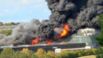 Trampolinhalle in Flammen: Nach Schätzungen der Polizei handele es sich um einen Millionen-Schaden. (Foto: Thomas Fritz/Mainpost/dpa)