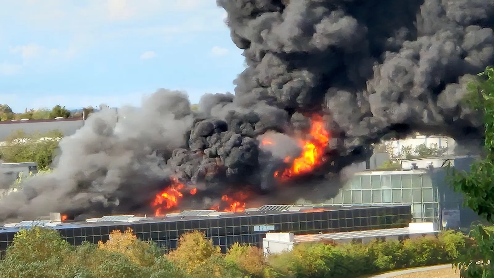 Trampolinhalle in Flammen: Nach Schätzungen der Polizei handele es sich um einen Millionen-Schaden. (Foto: Thomas Fritz/Mainpost/dpa)
