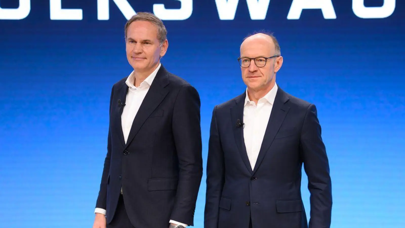 Konzernchef Oliver Blume (l.) präsentiert zusammen mit seinem Finanzvorstand Arno Antlitz die Zahlen fürs erste Halbjahr. (Archivfoto) (Foto: Julian Stratenschulte/dpa)