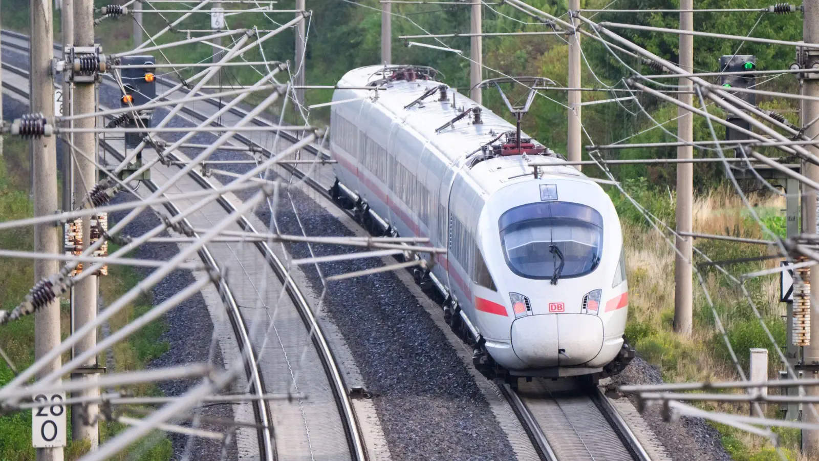 Die Bestandsstrecke ist hoch belastet. (Archivbild) (Foto: Julian Stratenschulte/dpa)