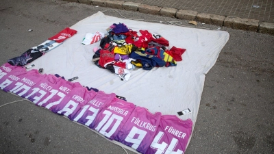 Gefälschte Trikots der deutschen Nationalmannschaft - unter anderem eines mit Nazisymbol und dem Schriftzug „Führer“ - bei einem Straßenhändler in Mallorca (Symbolbilld) (Foto: Clara Margais/dpa)
