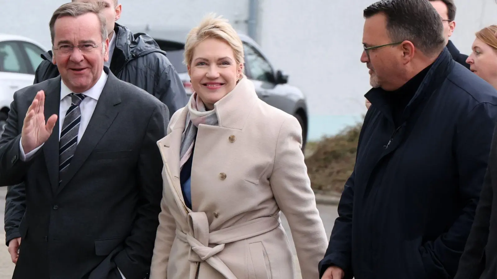 Minister Pistorius (li.), Ministerpräsidentin Schwesig und TKMS-Chef Burkhard auf Werftbesuch in Wismar. (Foto: Bernd Wüstneck/dpa)