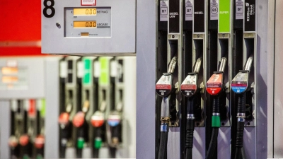 Zapfsäulen an einer Tankstelle: Die Spritpreise sind wieder nach oben gegangen. (Foto: Christoph Schmidt/dpa)