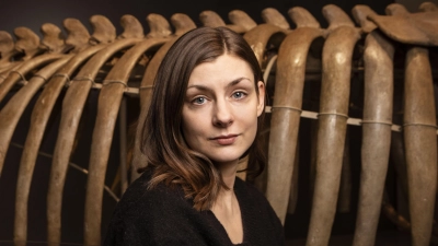 Iida Turpeinen posiert vor der Seekuh im National History Museum of Helsinki. Mit 5,30 Metern Länge handelt es sich um ein recht kleines Individuum, ein junges Männchen. Es starb eines natürlichen Todes vor der Küste der Beringinsel, noch bevor Steller 1741 die Insel erreichte.  (Foto: Susanna Kekkonen)