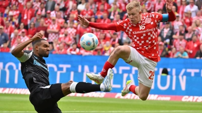 Der FSV Mainz 05 um Jonathan Burkardt (r) zeigte gegen Bayer Leverkusen um Jonathan Tah (l) eine bärenstarke erste Hälfte. (Foto: Torsten Silz/dpa)