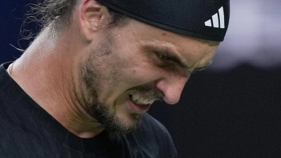 Alexander Zverev hinkt seiner Topform weit hinterher.  (Foto: Andy Wong/AP/dpa)