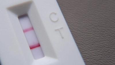 Weil er nicht gemachte Corona-Tests im Umfang von etwa 220.000 Euro abgerechnet hat, ist ein Angeklagter in Augsburg zu einer Bewährungsstrafe verurteilt worden. (Symbolbild) (Foto: Sebastian Gollnow/dpa)