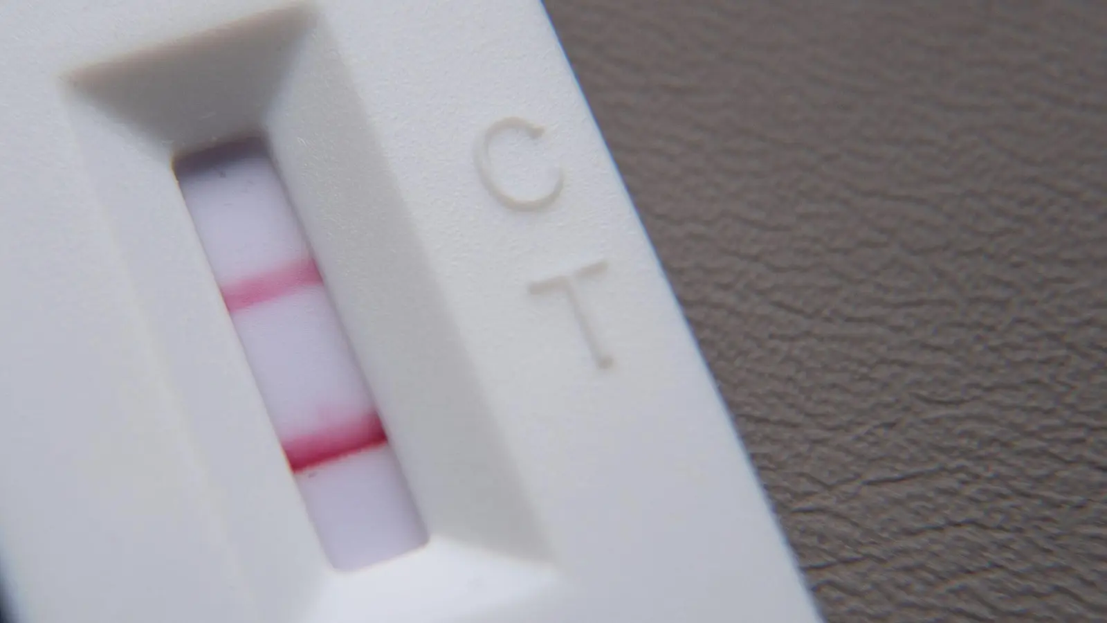 Weil er nicht gemachte Corona-Tests im Umfang von etwa 220.000 Euro abgerechnet hat, ist ein Angeklagter in Augsburg zu einer Bewährungsstrafe verurteilt worden. (Symbolbild) (Foto: Sebastian Gollnow/dpa)