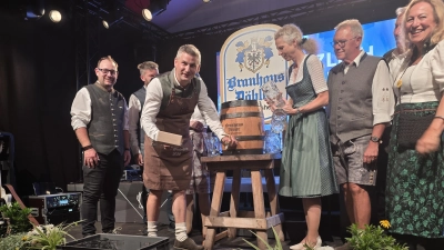 Bürgermeister Philipp Flierl benötigt nur einen Schlag und das Bier fließt in die Krüge. (Foto: Hans-Bernd Glanz)
