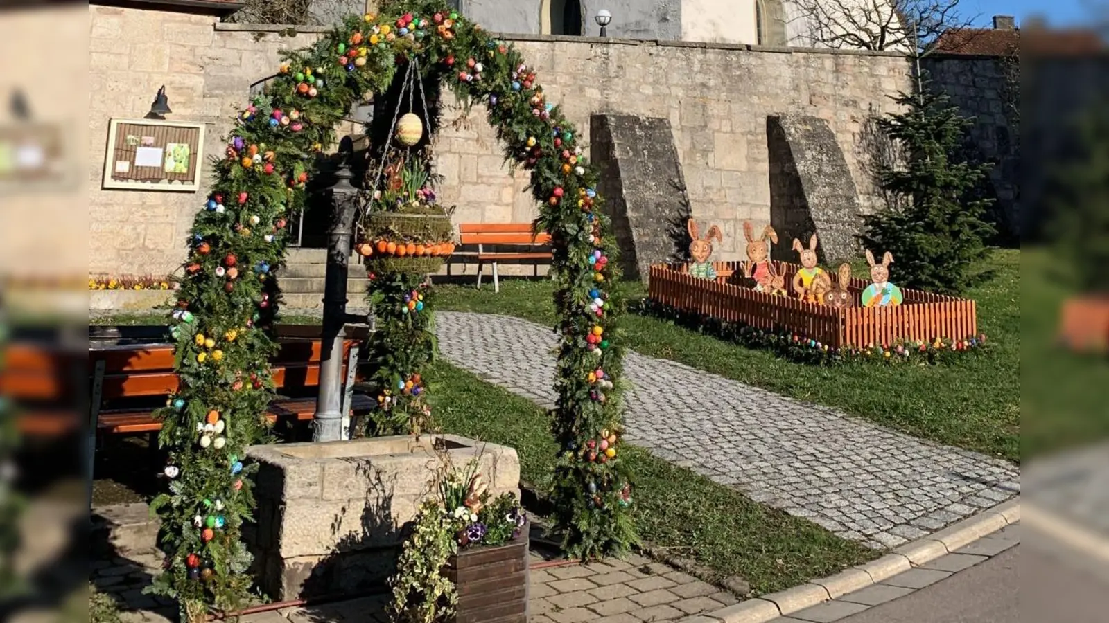 Am bunt geschmückten Dorfbrunnen vor der Kirche in Schnelldorfs Ortsteil Oberampfrach hat sich auch eine Hasenfamilie eingefunden, die sich auf das Osterfest freut. Im Rahmen einer zweitägigen Malaktion hatten zuvor Kinder mit ihren Eltern mit großer Begeisterung für den Brunnen über 1000 Eier neu bemalt. Über dieses Engagement freute sich die Vorsitzende der Dorfgemeinschaft Oberampfrach Karl-Heinz Fischer. (Foto: Renate Fischer)