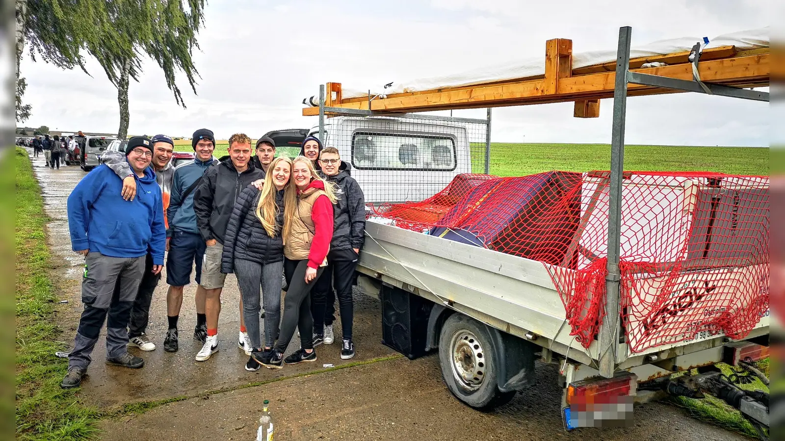 Mit einer Top-Ausstattung steuerte diese Gruppe aus dem Raum Gunzenhausen das Campingareal an. Auf der Ladefläche des Klein-Lkw fand sogar eine Kühltruhe Platz. (Foto: Jürgen Binder)