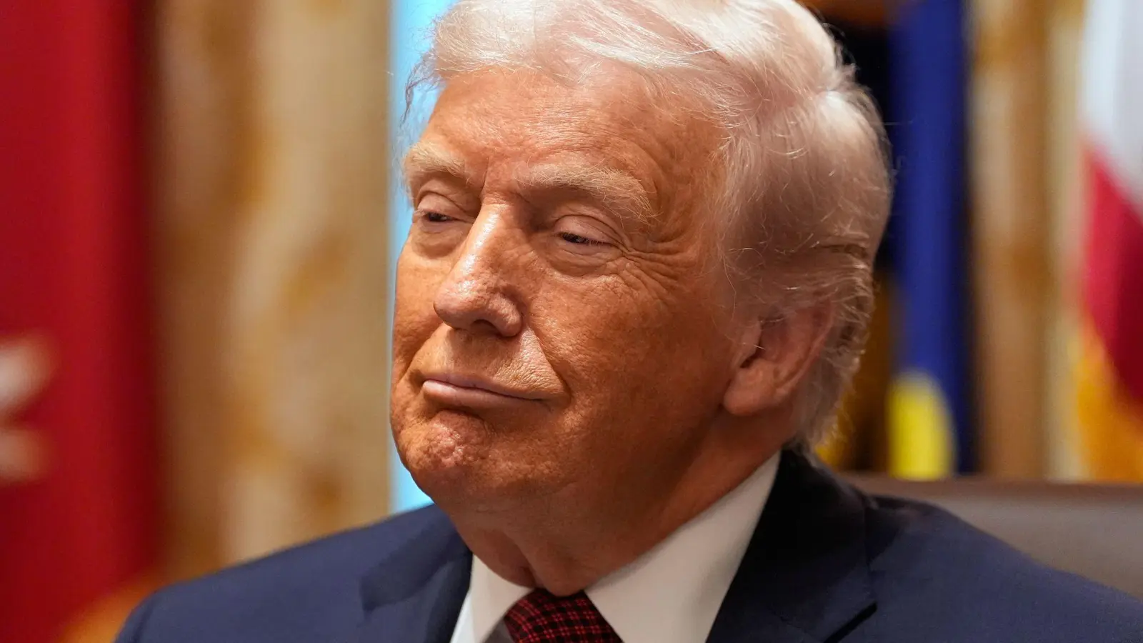 Trump stellt sich hinter seinen Verteidigungsminister Hegseth. (Foto: Alex Brandon/AP/dpa)