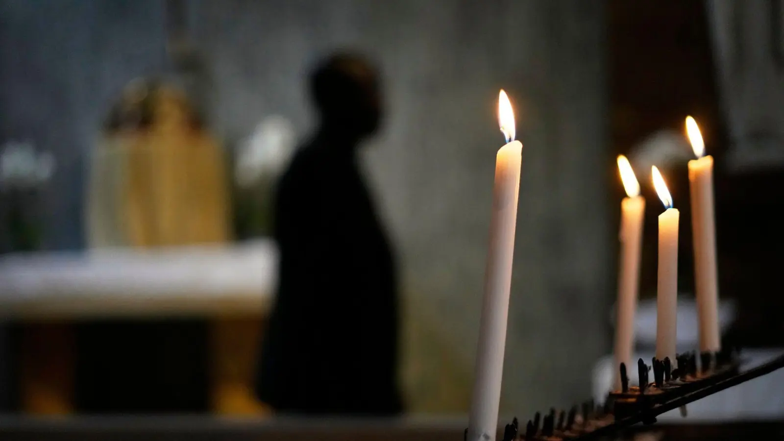 Viele berühmte Menschen haben sich 2025 von der Welt verabschiedet. (Symbolbild) (Foto: Themba Hadebe/AP/dpa)