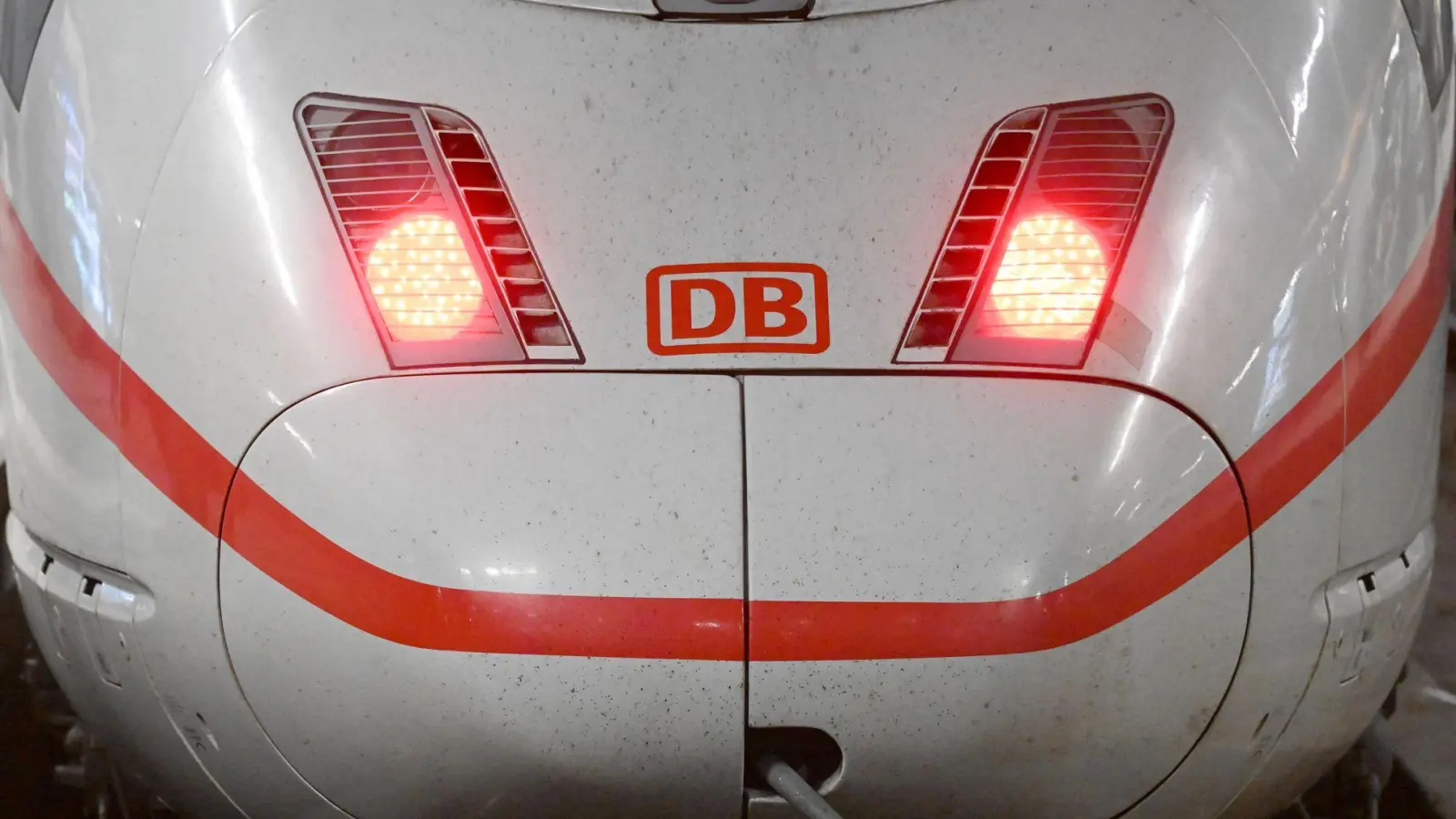 Die Jugendlichen sollen in mehreren Fällen auf Zügen mitgefahren sein - zum Teil bei Geschwindigkeiten von bis zu 280 Kilometer pro Stunde. (Symbolfoto)  (Foto: Felix Hörhager/dpa)