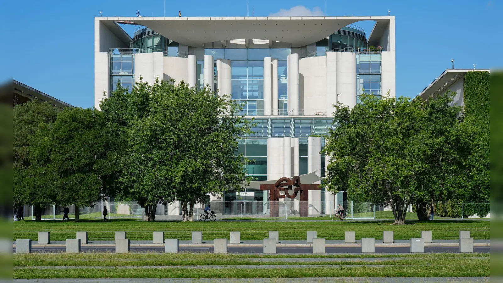 Treffpunkt Kanzleramt: Morgen kommen die Sozialpartner mit den Koalitionsspitzen zusammen.  (Foto: Soeren Stache/dpa)