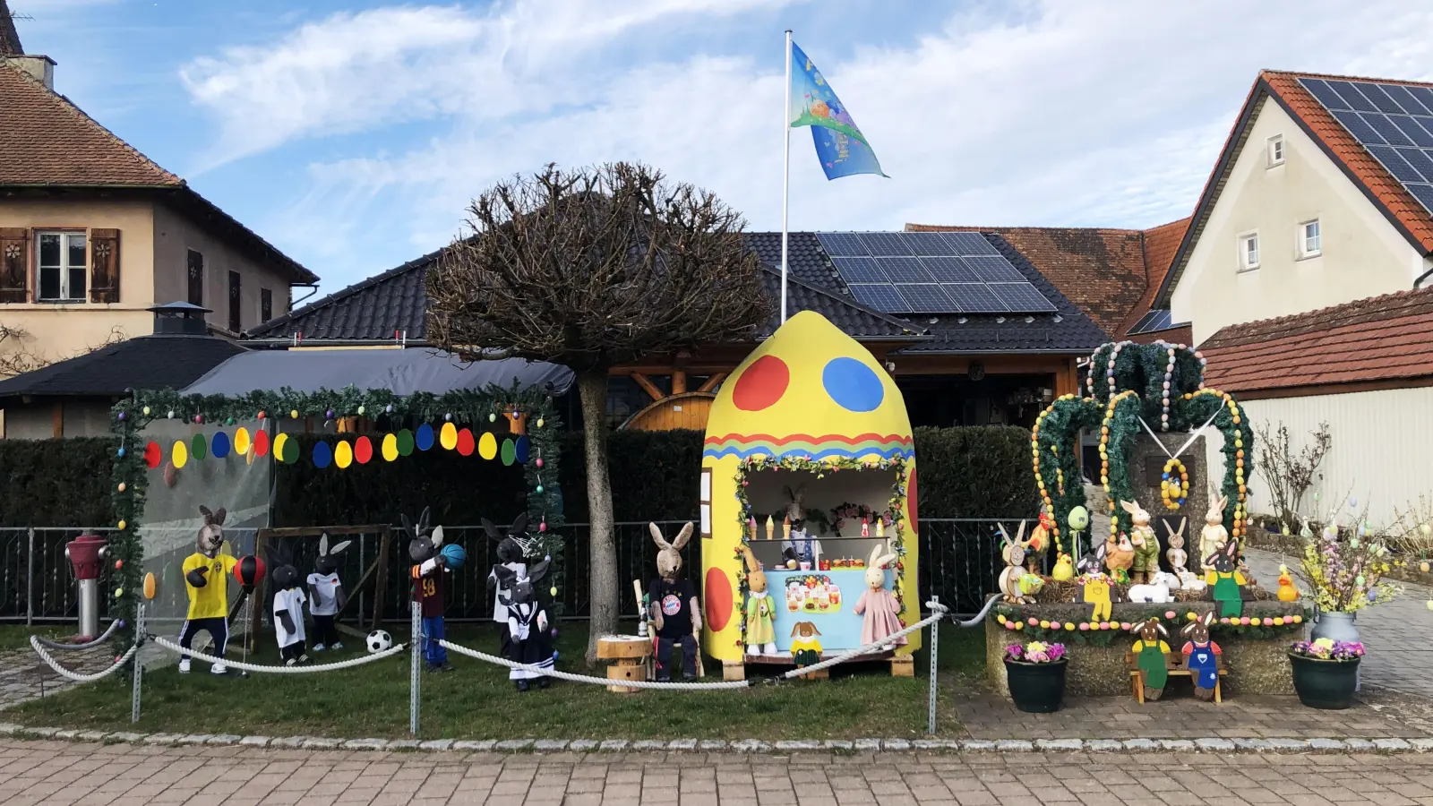 Eine ganze Osterlandschaft erwartet Zaungäste im Bechhöfer Ortsteil Sachsbach. (Foto: Johannes Flierl)