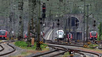 Der Schienenpersonennahverkehr in Bayern boomt wie nie: Fast 12 Millionen Kilometer legten die Fahrgäste im vergangenen Jahr in den bayerischen Zügen zurück. (Symbolbild) (Foto: Karl-Josef Hildenbrand/dpa)