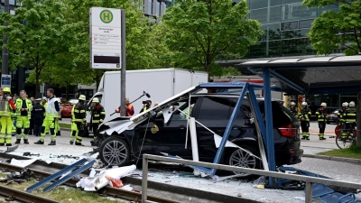 Ein Autofahrer war am 7. Mai in eine Straßenbahn-Haltestelle nahe der Donnersbergerbrücke gefahren. (Archivbild) (Foto: Felix Hörhager/dpa)