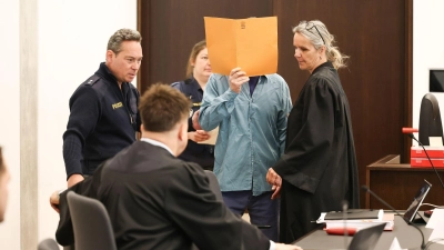 Die 5. Strafkammer des Landgerichts Nürnberg-Fürth hat einen 51-Jährigen zu lebenslanger Haft verurteilt, weil er seine Ehefrau erdrosselt hat. (Archivbild)  (Foto: Daniel Löb/dpa)
