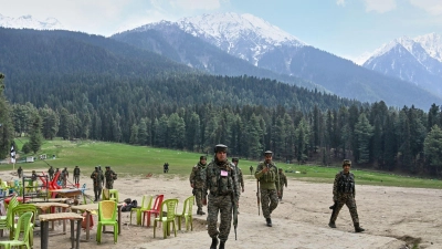 Indische Sicherheitskräfte inspizieren den Ort eines militanten Angriffs auf Touristen in Pahalgam im indisch kontrollierten Kaschmir. (Foto: Uncredited/AP/dpa)