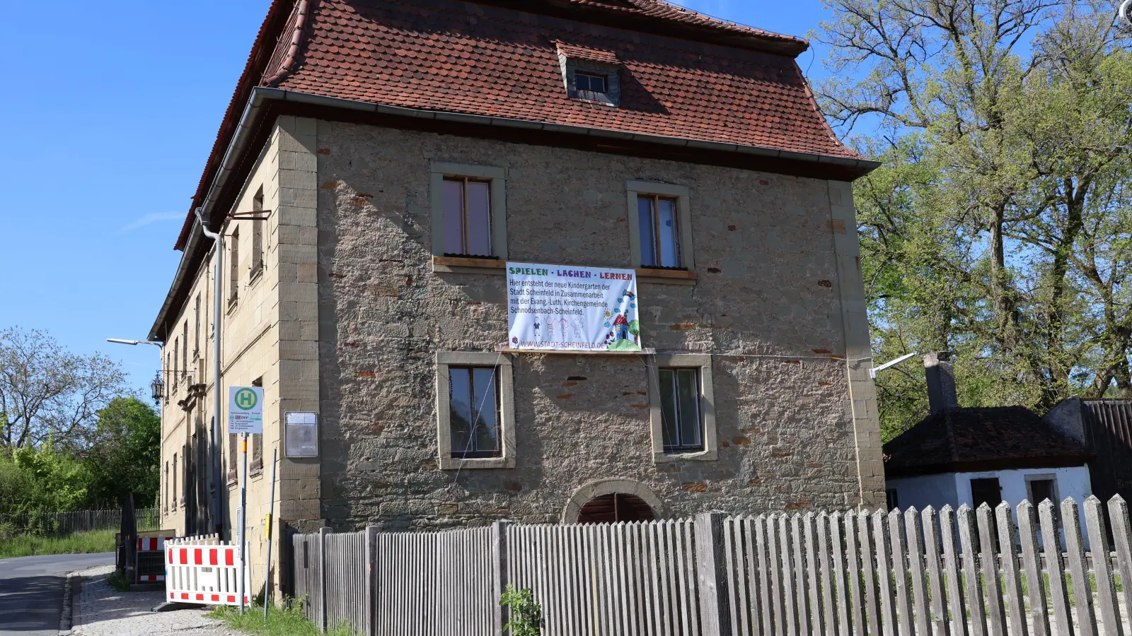 An der ehemaligen Schlossgaststätte kündet inzwischen ein Plakat von der künftigen Nutzung. (Foto: Andreas Reum)