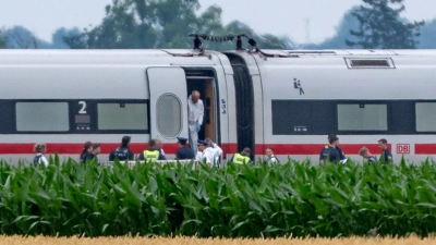 Ermittler der Spurensicherung waren nach dem Angriff im ICE im Einsatz.  (Foto: Armin Weigel/dpa)