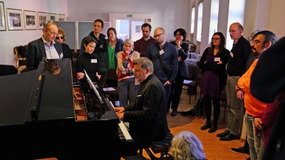 Wie er Feuchtwangers Klaviertechnik weitergeben, aber in Verbindung damit auch digitale Hilfsmittel nutzen und im Unterricht einsetzen will, demonstrierte Robert Bärwald bei seinem Vortrag mit praktischen Beispielen. (Foto: Elke Walter)