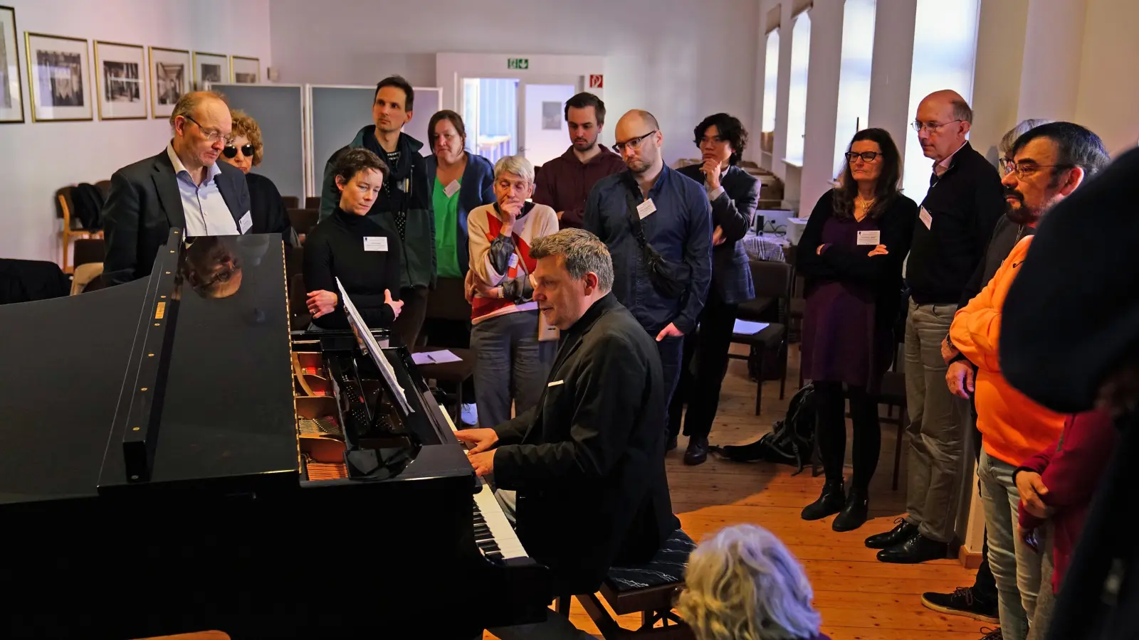 Wie er Feuchtwangers Klaviertechnik weitergeben, aber in Verbindung damit auch digitale Hilfsmittel nutzen und im Unterricht einsetzen will, demonstrierte Robert Bärwald bei seinem Vortrag mit praktischen Beispielen. (Foto: Elke Walter)