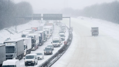 Winterstau kann stundenlang dauern: Warme Decken, Getränke und Proviant sollten im Auto immer griffbereit sein. (Foto: Fabian Strauch/dpa/dpa-tmn)