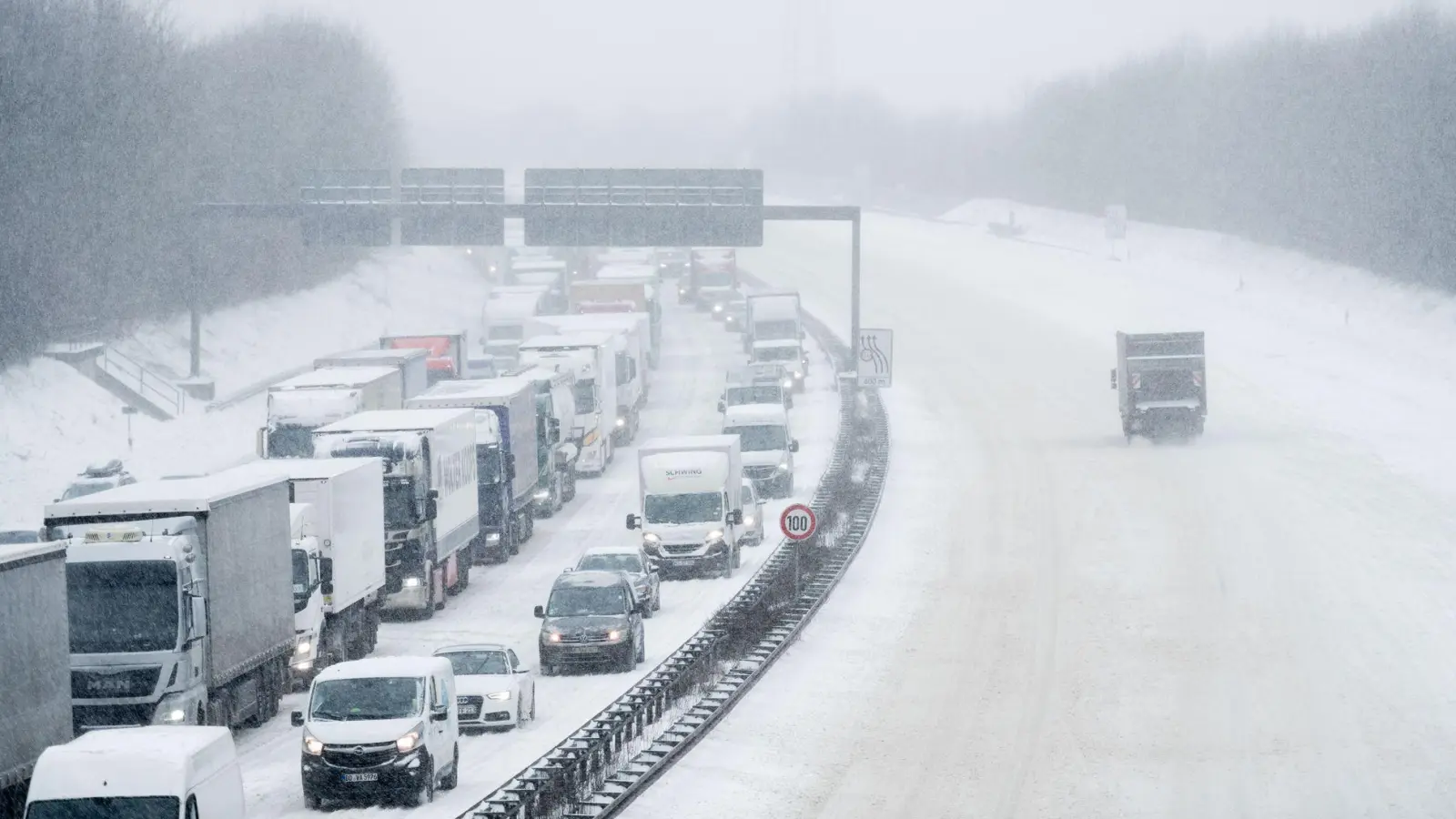 Winterstau kann stundenlang dauern: Warme Decken, Getränke und Proviant sollten im Auto immer griffbereit sein. (Foto: Fabian Strauch/dpa/dpa-tmn)