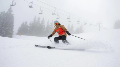 Auf welchem Terrain fährt man vor allem? Diese Frage ist für die Wahl der Ski entscheidend. (Foto: Benjamin Nolte/dpa-tmn)