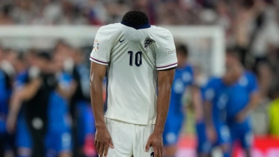 Die Engländer um Jude Bellingham kamen gegen Slowenien nicht über ein 0:0 hinaus. (Foto: Martin Meissner/AP/dpa)