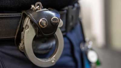 Die Polizei hat fünf mutmaßliche Mitglieder einer Betrügerbande festgenommen. Die Verdächtigen sollen eine Spedition aus dem Raum Augsburg mit falschen Rechnungen geprellt haben. (Symbolbild) (Foto: Peter Kneffel/dpa)