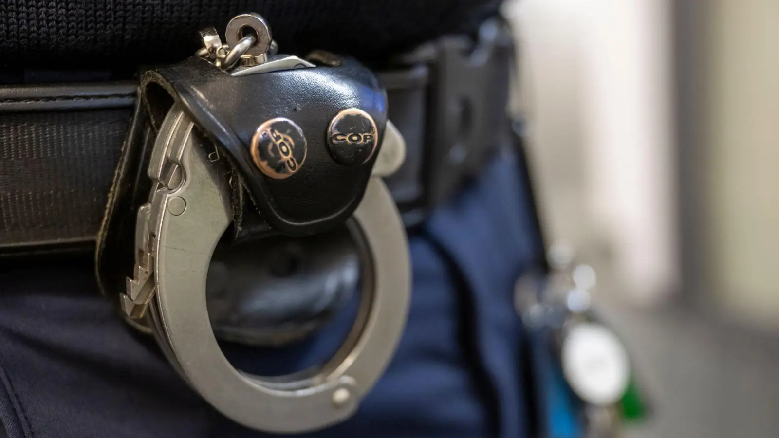 Die Polizei hat fünf mutmaßliche Mitglieder einer Betrügerbande festgenommen. Die Verdächtigen sollen eine Spedition aus dem Raum Augsburg mit falschen Rechnungen geprellt haben. (Symbolbild) (Foto: Peter Kneffel/dpa)