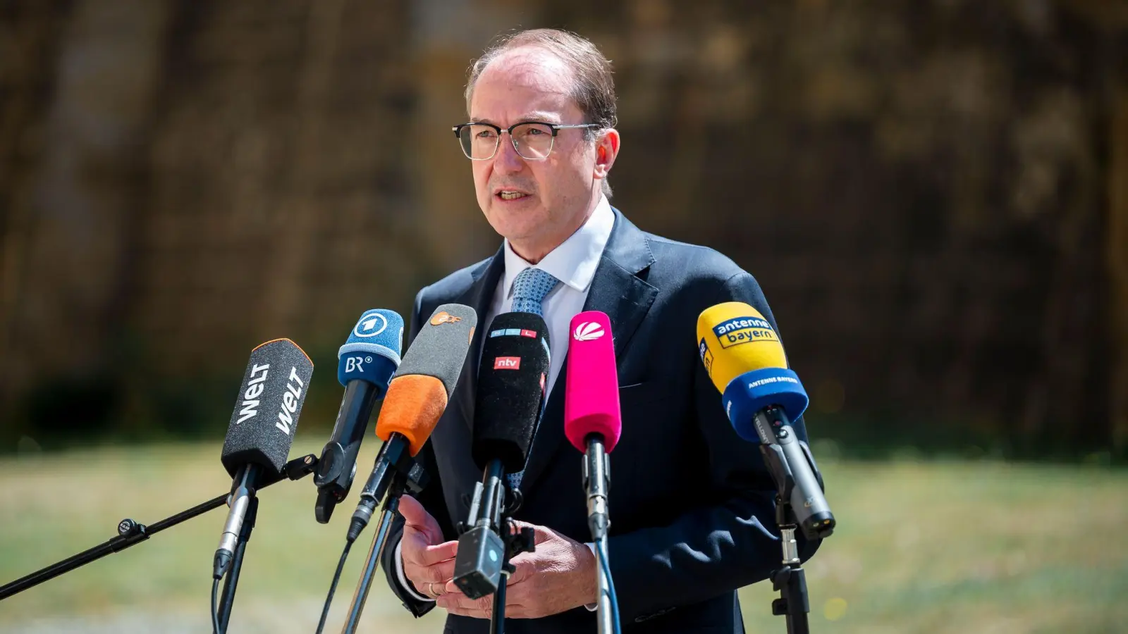 Innenminister Alexander Dobrindt (CSU) hat einen Abschiebeflug für 31 Personen aus Afghanistan bestätigt. (Foto: Daniel Vogl/dpa)