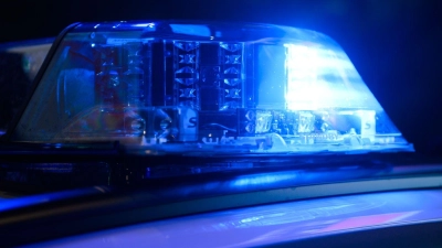 Aus ungeklärter Ursache streift der Wagen eines 36-Jährigen ein Streufahrzeug und gerät ins Schleudern. (Symbolbild) (Foto: Julian Stratenschulte/dpa)