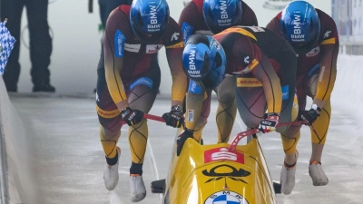 Francesco Friedrich, Thorsten Margis, Alexander Schüller und Felix Straub beim Start mit dem Viererbob. (Foto: Robert Michael/dpa)