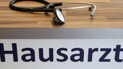 Nach dem Willen von Union und SPD sollen Patienten in der Regel zunächst eine Hausarztpraxis aufsuchen. (Archivbild) (Foto: Stephan Jansen/dpa)