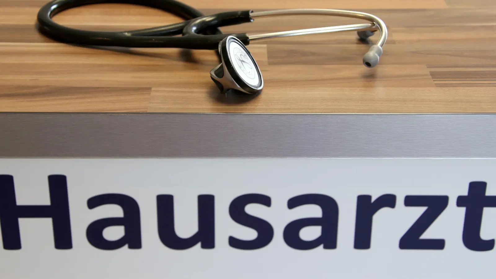 Nach dem Willen von Union und SPD sollen Patienten in der Regel zunächst eine Hausarztpraxis aufsuchen. (Archivbild) (Foto: Stephan Jansen/dpa)