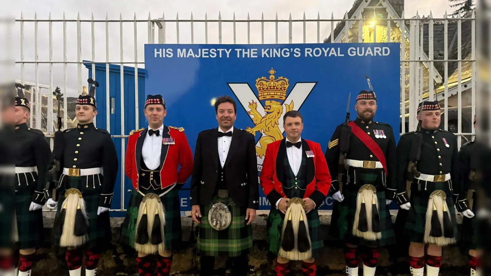 Eine zufällige Begegnung bescherte Jimmy Fallon einen traditionell schottischen Abend. (Foto: 5 Scots/PA Media/dpa)