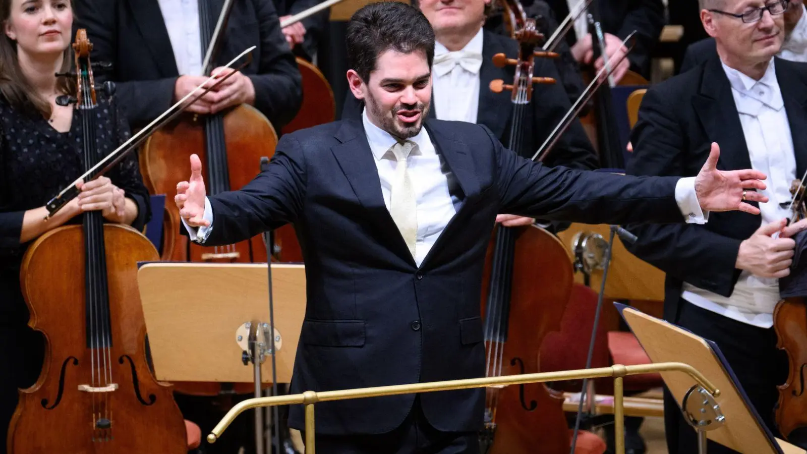 Chefdirigent Lahav Shani und die Münchner Philharmoniker lieferten ein begeisterndes Konzert in München ab. (Archivbild) (Foto: Bernd von Jutrczenka/dpa)
