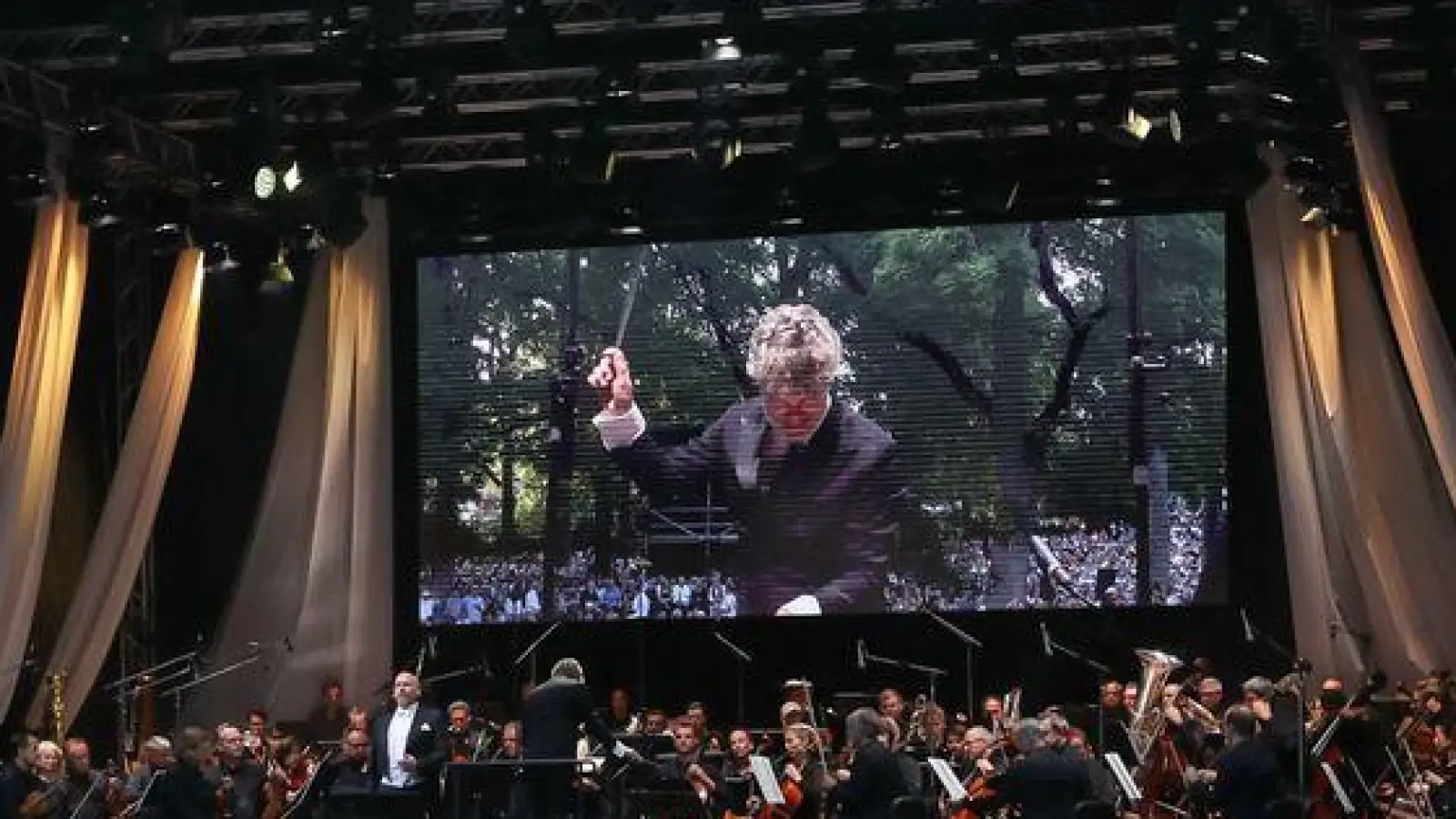 Das Bayreuther Festspielorchester tritt zweimal in der Spielzeit bei einem Open-Air auf. Nun geht es nach Spanien. (Archivbild) (Foto: Daniel Löb/dpa)