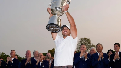 Brooks Koepka mit der Wanamaker-Trophäe nach seinem Sieg. (Foto: Seth Wenig/AP)