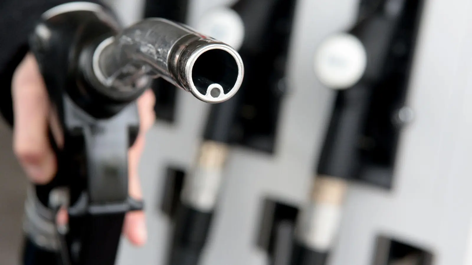 Regelmäßig genutzte Tankstellen lassen sich in Preisvergleich-Apps speichern. (Foto: picture alliance / Franziska Kraufmann/dpa)
