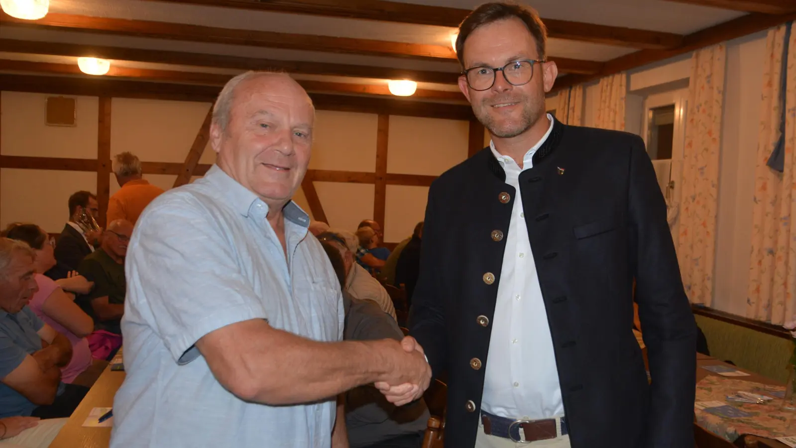 Der Wilburgstettener CSU-Ortsvorsitzende Alfred Mahler (links) gratulierte dem amtierenden Bürgermeister Michael Sommer zur Nominierung als Bürgermeisterkandidat. Sommer strebt seine dritte Amtszeit an. (Foto: Peter Tippl)