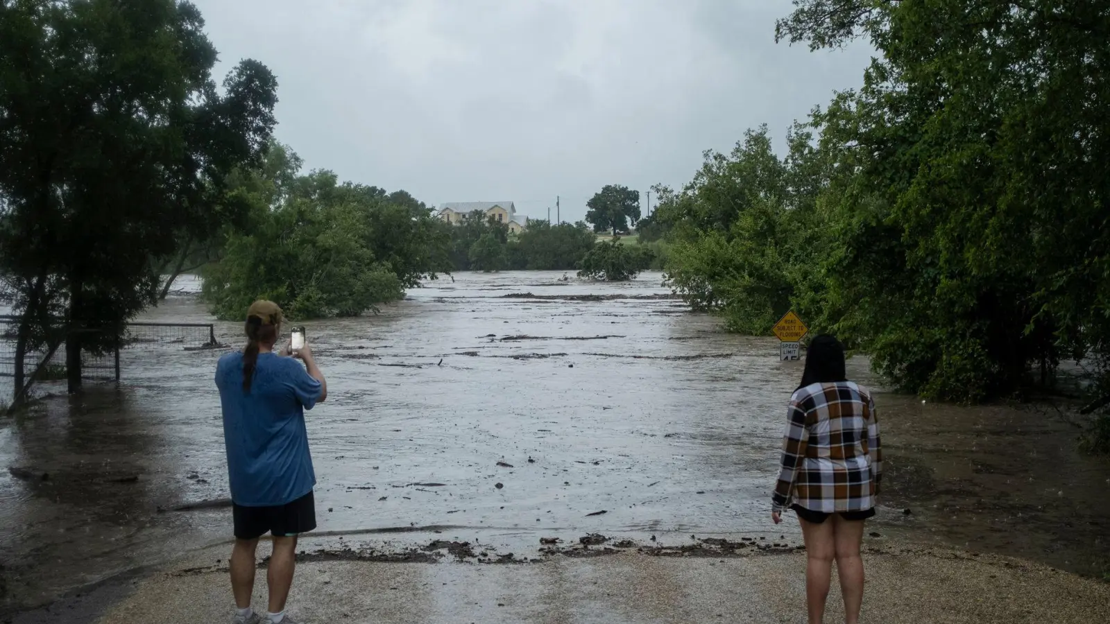 In Texas ist es zu Überschwemmungen gekommen. (Foto: Joel Angel Juarez/FR172380 AP/AP/dpa)
