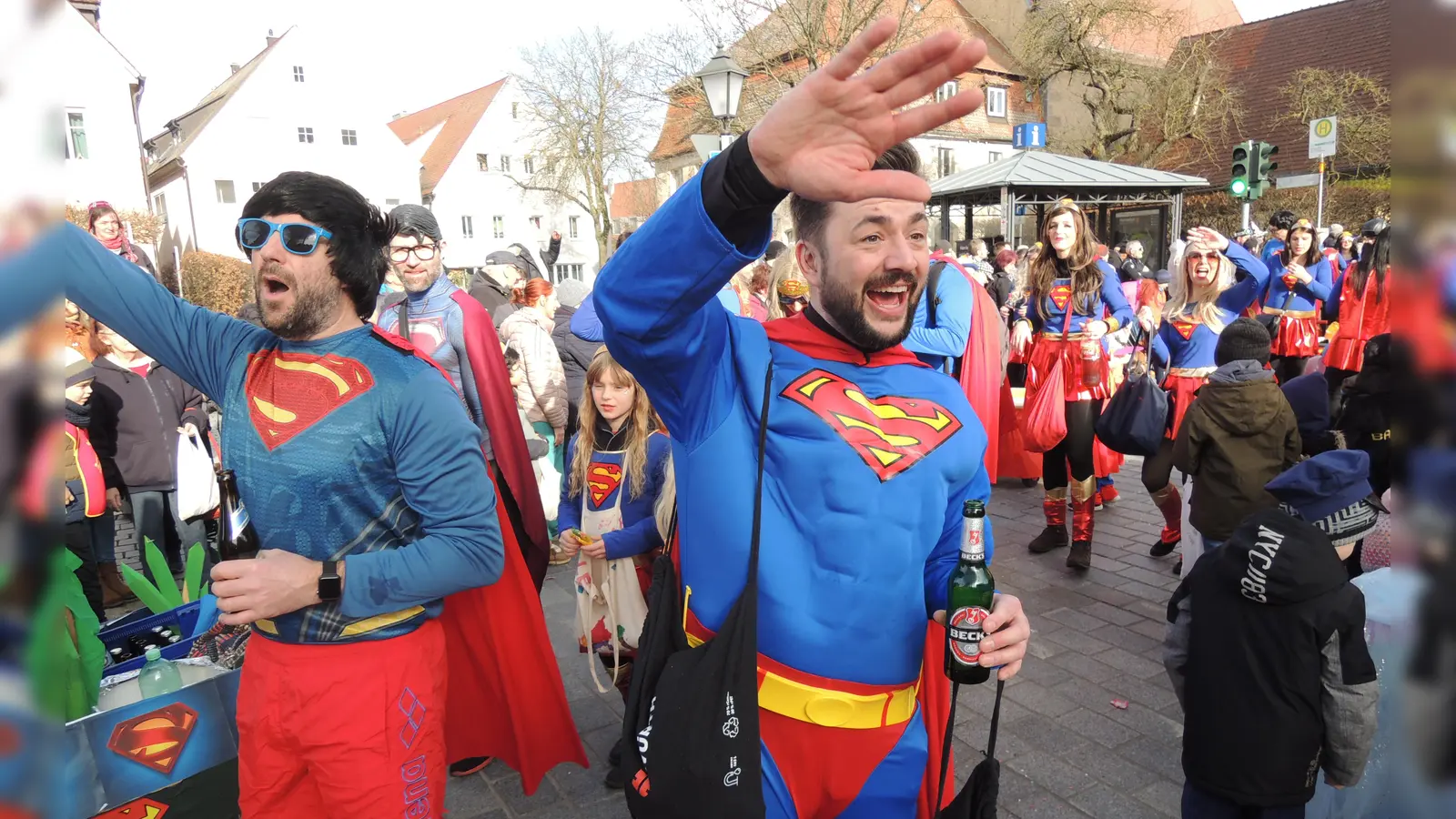 Ein kräftiges Helau von Superman und Superwoman. (Foto: Peter Zumach)